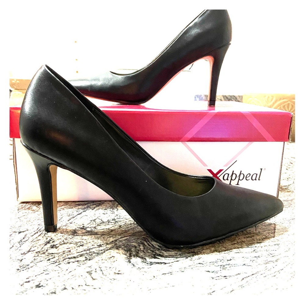 Black Pumps